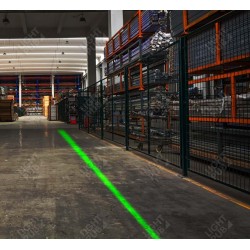 Ligne lumineuse verte allée piétonne projetée au sol pour industrie et entrepôt logistique