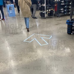 La freccia illumina il percorso del cliente nel negozio