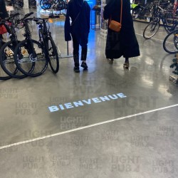 Una flecha ilumina el camino del cliente en la tienda