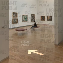 Flecha iluminada en el suelo para guiar a los visitantes al museo