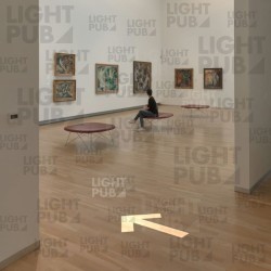 Flèche lumineuse au sol pour sens visite musée