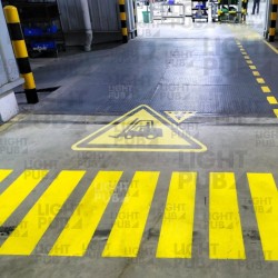 Letreros luminosos de Clark proyectados sobre el suelo