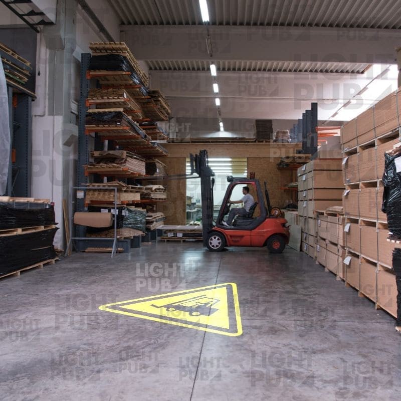 Cartelli luminosi per prevenire le collisioni tra carrelli elevatori e pedoni