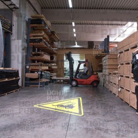 Cartelli luminosi per prevenire le collisioni tra carrelli elevatori e pedoni