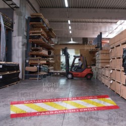 Striscia luminosa per la movimentazione in corso proiettata a terra