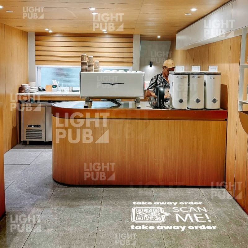 Código QR iluminado en el suelo para phygital en restaurantes